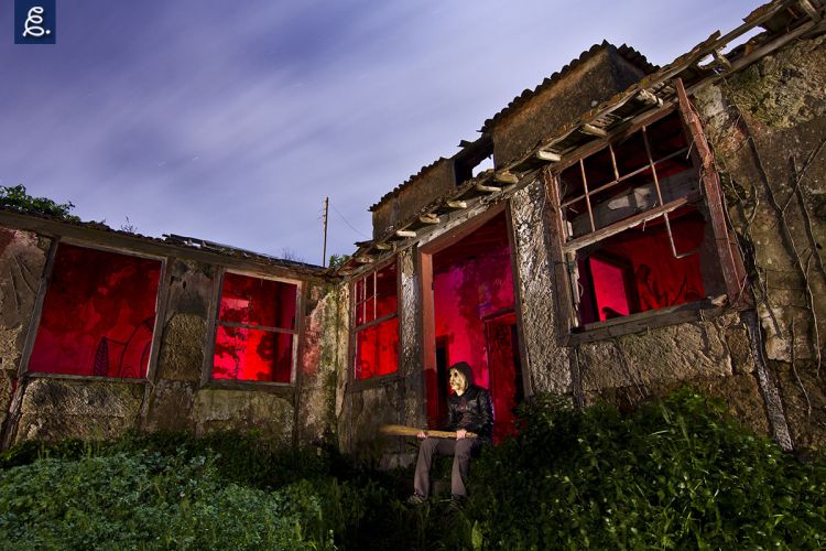 "AQUÍ TE ESPERO", 11mm, f/4, 216 segundos, ISO 200, mini Maglite cálida, flash con gel rojo.