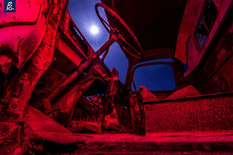 "RUST IN PEACE II", 11mm, f/9, 30 segundos, ISO 400, flash con gel rojo.
