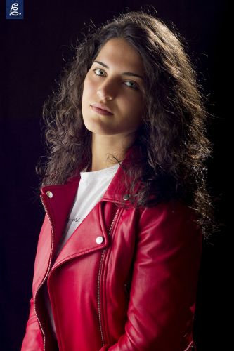 TANIA. 50mm, f/9, 1/200 segundos, ISO 100, flash en octabox 140cm, flash de contra para el pelo.